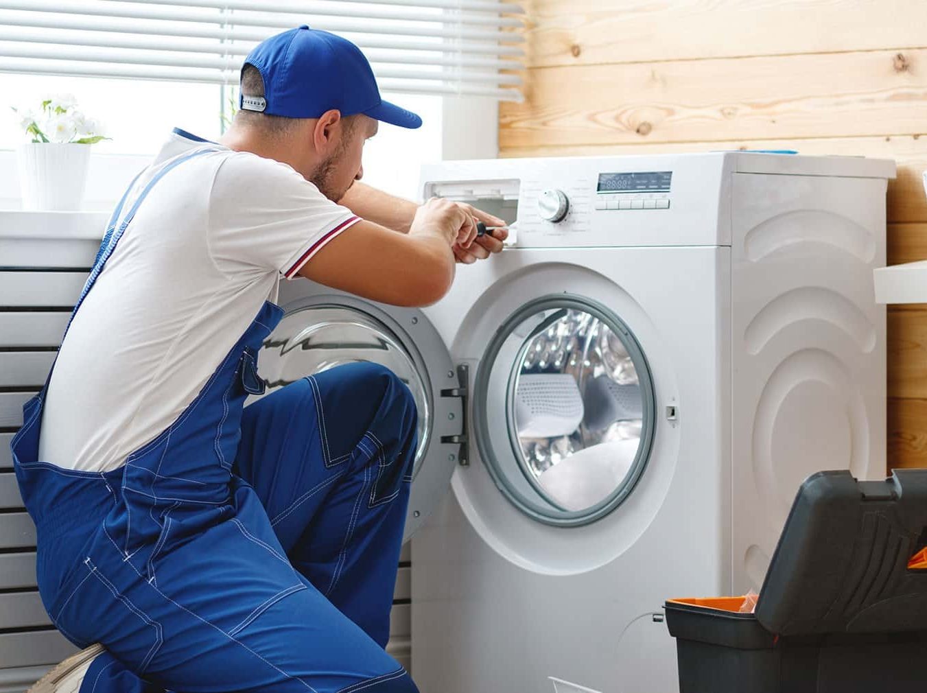 Técnico reparando electrodoméstico Bosch en Benavente
